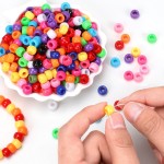 Bundooraking Lot de 8 000 perles de poney en vrac, perles en plastique colorées pour bracelets, fabrication de bijoux, travaux manuels, tressage de cheveux, porte-clés et projets de bricolage avec poignée seau de rangement (6 x 9 mm)