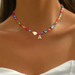 Cadeaux de panier de Pâques pour enfants filles – Collier avec initiales de perles colorées pour adolescentes, accessoires tendance, collier ras du cou avec lettres délicates, cadeaux d'anniversaire, de Pâques pour les tout-petits et les adolescents