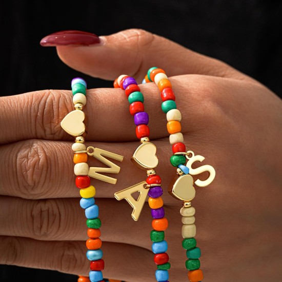 Cadeaux de panier de Pâques pour enfants filles – Collier avec initiales de perles colorées pour adolescentes, accessoires tendance, collier ras du cou avec lettres délicates, cadeaux d'anniversaire, de Pâques pour les tout-petits et les adolescents