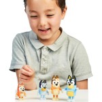 Bluey Family Figure Pack de 4, jouets de personnages articulés robustes avec figurines de bingo, de piment et de bandit, figurines d'animaux de la taille des tout-petits pour les enfants à partir de 3 ans