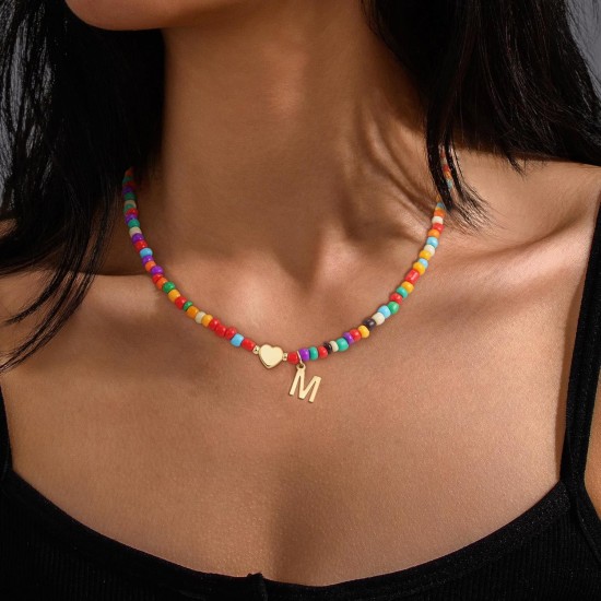 Cadeaux de panier de Pâques pour enfants filles – Collier avec initiales de perles colorées pour adolescentes, accessoires tendance, collier ras du cou avec lettres délicates, cadeaux d'anniversaire, de Pâques pour les tout-petits et les adolescents